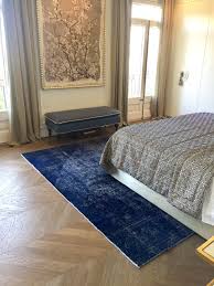 Den richtigen teppich auszuwählen ist oft gar nicht so einfach, denn je nach farbe, muster und struktur beeinflussen teppiche die atmosphäre des. Ein Persischer Handgefertigter Designerteppich In Blau Perfekt Im Schlafzimmer Einer Wohnung Eingesetzt