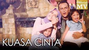 Kelam yang pernah beraja sudah lama pergi berganti bias pelangi sedih selubungi hati mencabar bahagia kini lenyap dan menghilang. Kuasa Cinta Lyrics Ezad Lazim