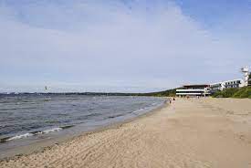 Barnen kan använda flera lekplatser, åka med elbilar och hoppa på studsmatta. Datei Tallinn Beach In Pirita Jpg Wikipedia