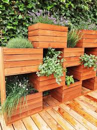 Ein paar holzkisten, ein bisschen leidenschaft fürs gärtnern und schon werden graue, betonierte ecken. Hard Truth A Novel Vertical Garden Garden Boxes Garden Boxes Diy
