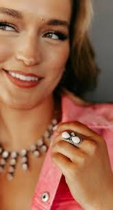 Dolly Ring's Instagram, Twitter & Facebook