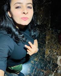 Hi Nice looking in black dress, tum karo na flirt fir dekhege