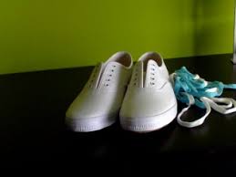 Illustrate the shoe lace and the rounded dots were they are inserted. How To Draw On Canvas Shoes Even If You Re Not An Artist 5 Steps With Pictures Instructables