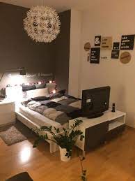 Tolles Wg Zimmer In Koln Neustadt Sud Schone Details Klasse Wandfarbe Kronleuchter Bunte Lichterkette Am Bett Wgkoln Ei Ideen Furs Wg Z Small Room Bedroom Apartment Room Studio Apartment Decorating