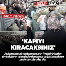 Yeni - Bursa'da indirim izdihamı yaşandı. 100 liralık alışveriş için dondurucu  soğukta saatlerce beklediler. İzlemek için: https://ysafak.com/4789354/p/f  | Facebook