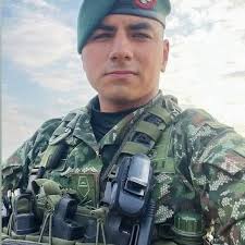 No nos conoces ni te conocemos, pero estamos dispuestos a dar la vida por  ti. Bonita tarde.. ¿Quién saluda a esta hora?🪖💚💂 #MilitarArte  #vidamilitar #fblifestyle