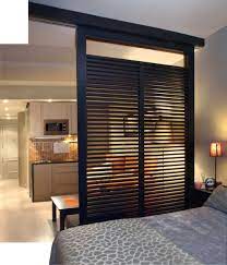 Then these clever room divider ideas will definitely inspire you to install your own. Dormitorio Cocina Estilo Contemporaneo Beige Marron Blanco Small Apartment Design Small Studio Apartment Decorating Studio Apartment Decorating