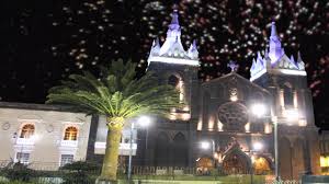 Con una población estimada en 20.000 personas que se dedican en un 90% a la actividad turística y la práctica de rafting, canotaje y parapente. Fiesta De Banos De Agua Santa Youtube