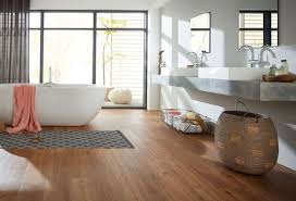 Moderner Designboden Als Alternative Zu Alten Fliesen Im Badezimmer Planeo Vinylboden In Holzoptik Fur Ihr Vinylboden Wohnung Renovierung Badezimmer Holzboden