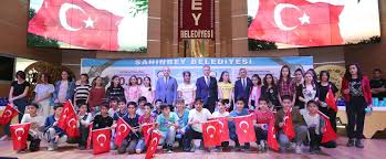 Gaziantep'in yeni logosuna büyükşehir belediyesi tarafından 810 bin 100 lira para ödenmesi haberleri gündeme bomba gibi düştü. Vali Gul Ve Baskanimiz Ogrencileri Odullendirdi