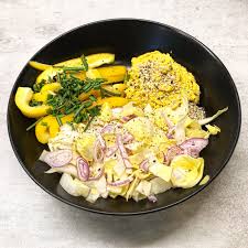 Yellow Plate Endives Poivron Jaune Avec Du Houmous Au Curcuma Poivron Jaune Poivron Houmous