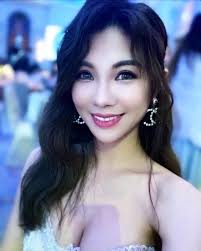 Emily Nieh 聶凡格- Isn't it funny how day by day nothing changes, but when you  look back everything is different? ✨⭐️✨⭐️✨⭐️✨⭐️✨⭐️✨⭐️✨⭐️✨