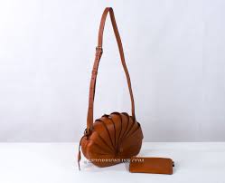 Let yourself be enchanted by the unique details of the opera bag. Violetta Shoulder Bag Opera Line Boldrini Selleria Golden Color Boldrini Selleria 39lg