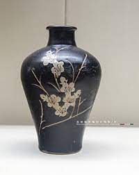 宋吉州窑黑釉剔花梅瓶江西省博物馆藏the song dynasty 970 1279 black glazed cuttde prunus vase jizhou ware jiangxi provincial museum korean pottery pottery glazes pottery
