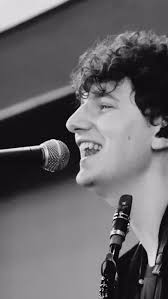 put your hand up if you pull absolutely absurd faces when you play keyboard  👋🏼, ‘snog’ live in mumbai vid out now!!