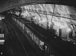 Brassai On Instagram 38 A La Station Du Palais Royal 1 H 01 Le Dernier Metro Bien Connu Des Noctambules Modestes Entre En Paris Metro Paris Photo