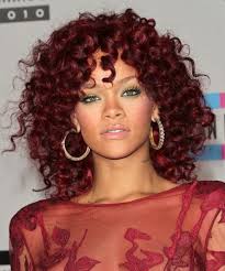 Peinados De Rihanna 32 Mejores Looks De Pelo Rihanna De Todos Los Tiempos Coiffure Rihanna Cheveux Mi Long Coiffures 2017