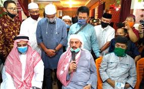 Profile lengkap syekh ali jaber. Dpp Jatmi Kutuk Keras Penusukan Syaikh Ali Jaber Pelakunya Terlatih Pisau Patah Dalam Tangan Duta Co Berita Harian Terkini