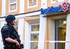 Banküberfall in linz unionstraße fotos: Bankraub In Linz Update Fahndungsfotos Zeigen Mutmasslichen Bankrauber Linz