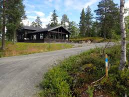 På lygnasæter hotell, 2 km fra hyttefeltet, finner du utmerket kro med hadelandsmat og andre gode retter, hotell og bensinstasjon. Optimistgammeln Stolpejakt Og Hyttegrend Fesja I Lygnaterrenget
