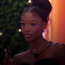 Serena Connolly's Instagram, Twitter & Facebook