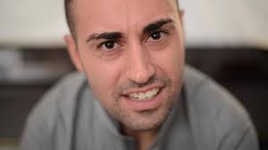 "Solo un attimo" è il brano con il quale Antonio è riuscito a vincere Area  Sanremo 2013. Autori: Antonio Pirozzi