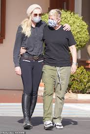 Degeneres and de rossi say i do in california. Ellen Degeneres And Wife Portia De Rossi Pack On The Pda While Out Shopping Aktuelle Boulevard Nachrichten Und Fotogalerien Zu Stars Sternchen