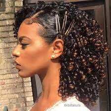 Afroamerikanerfrauen Curlyhairstylesafricanamerican Frisuren Fur Lockige Naturliche Sensationelle Haar Styling Naturlocken Frisuren Naturliche Frisuren