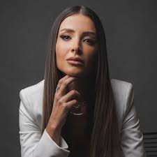 estou assistindo Suits pela primeira vez e, gente, que mulher linda, né.