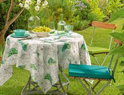 Homescapes propose également la nappe, les serviettes de tables et les galettes de chaise. Nappe Enduite Jardin Des Papillons Linvosges