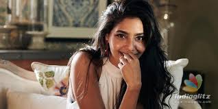 Dhanush's jagame thandhiram is currently streaming on netflix. Jagame Thandhiram Actress Aishwarya Lekshmi S Sensational New Photo Fires Up The Internet Tamil News Indiaglitz Com