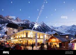 Chamonix Christmas Market 2022 Christmas Market Decorations Against Backdrop Of Mont Blanc Mountain Range,  Chamonix, Haute Savoie, Rhone Alpes, France, Europe Stock Photo - Alamy