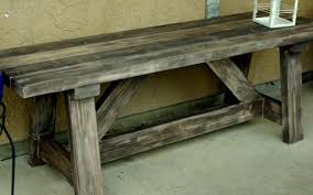 Un banc en palettes de bois blanc avec des coussins. Fabriquer Des Bancs Pour L Exterieur