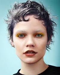 Amber Toms's Instagram, Twitter & Facebook