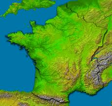 Alt av restauranter, hoteller og sykkelutleie ligger sentrert i et lite område ved kaia, hele resten av øya består av fredet natur og historiske monumenter. Frankrikes Geografi Wikipedia