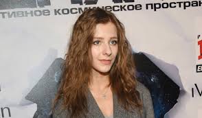 Беременная лиза арзамасова в нюдовом платье и «золотых» босоножках вышла в свет без мужа. Liza Arzamasova Iz Seriala Papiny Dochki Trogatelno Pozdravila Ilyu Averbuha Podrobnosti Poslednie Novosti Serialy Dni Ru