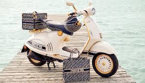 Bila anda ingin menambahkan gaya baru agar tampil lebih beda, anda bisa mengaplikasikan gaya stripping dengan desain sesuai keinginan anda sendiri. Vespa Mewah 946 Christian Dior Kombinasi Warna Putih Dan Emas Motor Gooto Com