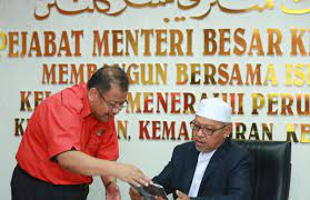 The menteri besar of kelantan or first minister of kelantan or chief minister of kelantan is the head of government in the malaysian state of kelantan. Ukm Malaysia Pa Twitter Kunjungan Hormat Ke Pejabat Menteri Besar Kelantan Bagi Membincangkan Aktiviti Yang Akan Dijalankan Melalui Program Ukm4kelantan Https T Co Cx30l4xlh2
