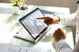 Layarnya memiliki resolusi ultrasharp qhd+ 3.200 x 1.800 pixel dan menggunakan asyiknya, layar yang begitu tipis (sekitar tiga milimeter) ternyata bisa dibuka lebar, sejajar dengan keyboard. 5 Rekomendasi Laptop 2 In 1 Untuk Kamu Yang Anti Ribet