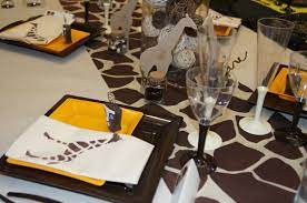 une decoration de table sous le theme du safari avec ce chemin de table et les serviettes jetable girafe un repas q decoration theme soiree decoration bapteme