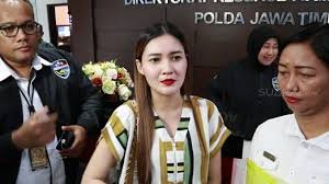 Kepopuleran nella kharisma membuat orang ingin tahu dulu ia setiap kali manggung tidak menerima bayaran sepeserpun, karena tadinya tujuan manggung ia. Eny Sagita Nangis Blak Blakan Soal Nella Kharisma