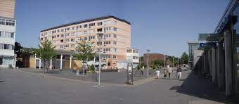 Fastighetsbolaget poseidon ville bygga en isbana och ett utegym på hjällbo torg. Hjallbo Torg 2008 Mapio Net