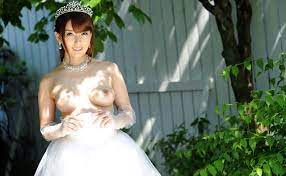6月の花嫁が幸せそうにウエディングドレス姿でおっぱいを露出して誘惑 - おっぱい画像おっぱいの楽園♪