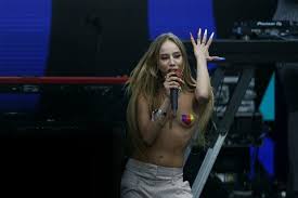 Ma secondo la procura nel 2017 prese parte a una. Concertone Primo Maggio Chadia Rodriguez In Topless Durante La Sua Esibizione Viva La Liberta D Amore