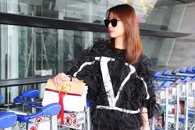 Nhiều ý kiến cho rằng việc cho trẻ còn nhỏ sở hữu thẻ ngân hàng có thể mang tới những rủi ro không lường trước.rn. Váº» Ä'áº¹p Khong Tuá»•i Cá»§a Lam Tam NhÆ° Du Ä'a Qua Tuá»•i 40 Tin Tá»©c Má»›i Nháº¥t 24h Ä'á»c Bao Lao Ä'á»™ng Online Laodong Vn