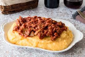 Quando i primi freddi cominciano a farsi sentire non c'è niente di meglio di mangiare un buon piatto di polenta con i funghi. Ricetta Polenta Con Salsiccia E Funghi Dissapore