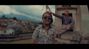 C f tetes air mataku tak tertahan lagi em dm7 c menanti kepastian tentang kita g f em g c kau masih juga bersamanya, masih mencintainya. Chords For Paroots Feat Imey Sinden Teman Sejalan