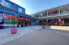 Le service municipal des retraités et le service handicap accueillent les seniors et les personnes en situation de handicap dans leurs locaux depuis samedi 28 novembre 2020, les marchés vont à nouveau accueillir des stands de produits manufacturés, en. Pres De Lyon Le Centre Commercial Carre De Soie De Vaulx En Velin A Rouvert Ce Matin Actu Lyon