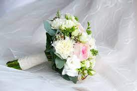 Pengantin adalah orang yang sedang melakukan pernikahan. Tips Memilih Handbouquet Wedding Atau Bunga Tangan Pengantin Passion Jewelry