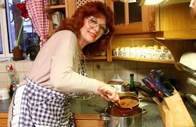 Pod mostem, nebyla jen o krátkodobé a krátkozraké pomoci. Legendarni Saskia Buresova Slavi Narozeniny Je Ji 74 Let A Uz Desitky Let Se Temer Nemeni Odmita Vetsinu Kosmetickych Procedur A Botox Preferuje Sport Zivot